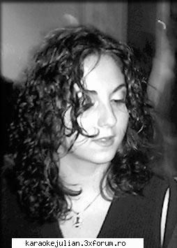 daca tot se prezinta lumea, sa ma prezint si eu. sunt roxana si cam atat... am ajuns la karaoke pt